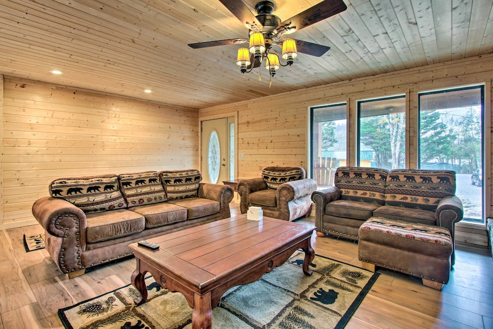 Gatlinburg Cabin: Hot Tub, Deck, Games