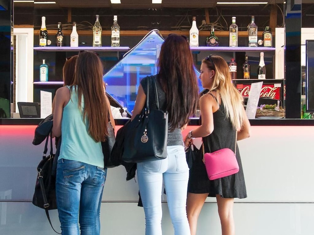 FREE PARKING, FREE BREAKFAST, only 15 minutes to City Center