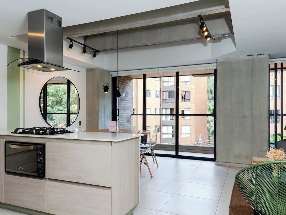 Spectacular 3 BR w/ Balcony in Laureles Medellín