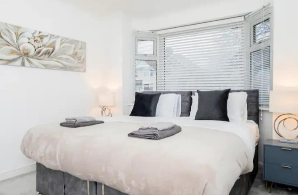 Private Gated Modern Home in Southampton - Estwood view 2