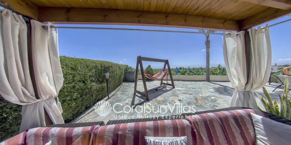 Family Villa Short Walk To Coral Bay Strip 5 Min and Pub, Shops etc