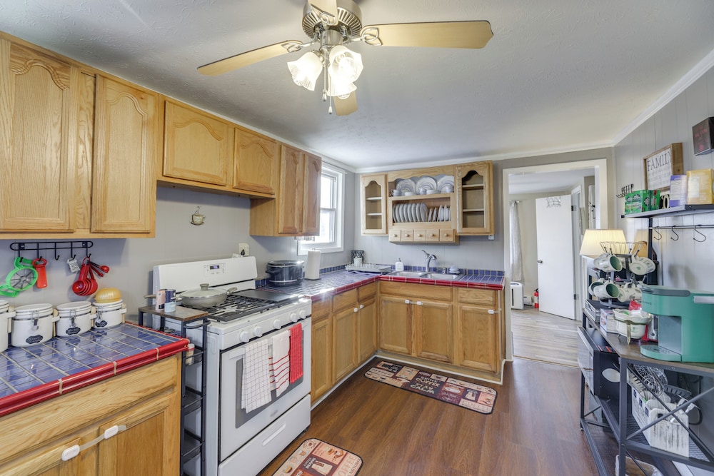 3 Mi to Englewood Dam: Pet-friendly Home w/ Yard!