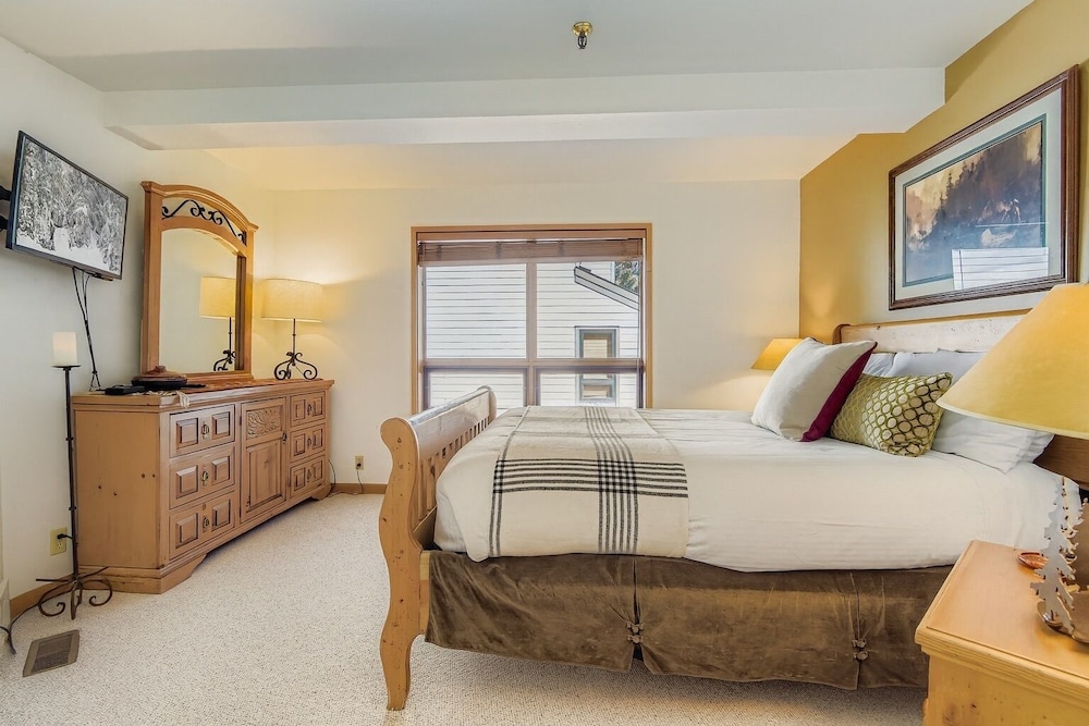 Charming 2br Escape Hot Tub, Bbq & Mountain Comfort 1424 2 Bedroom Condo