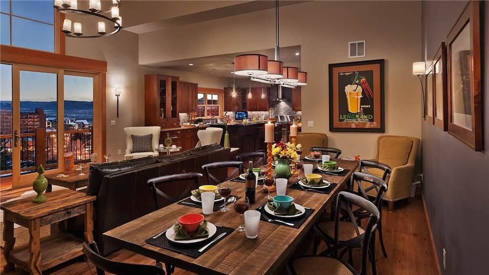 Sunshine Peak Chalet 4 BedroomHoliday home By Moving Mountains