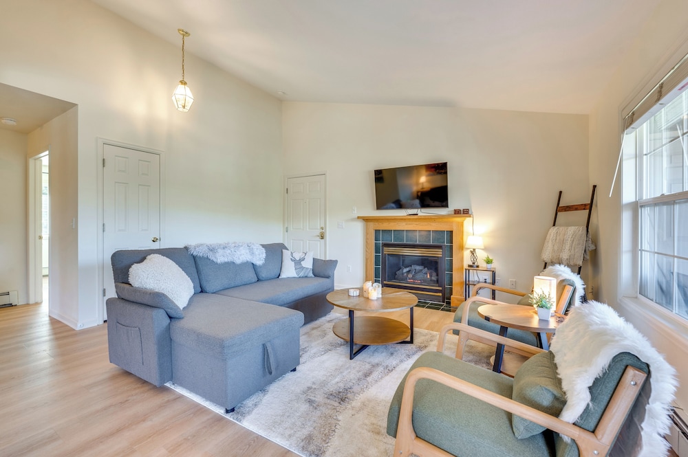 Walk to Downtown: Mountain-view Estes Escape