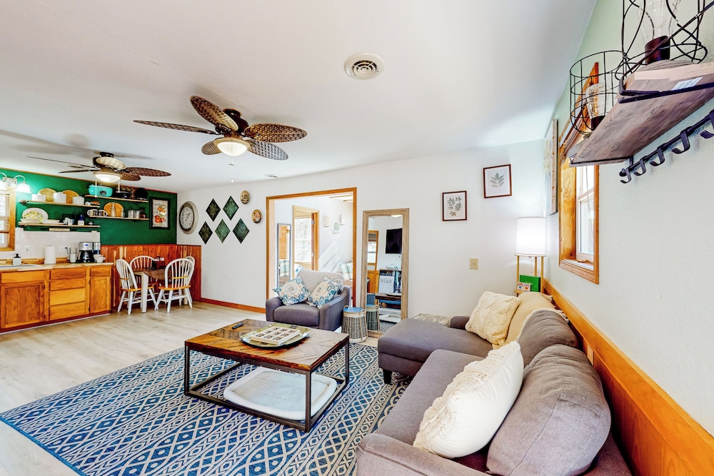 Relax at 'the Cove' Waterfront Getaway
