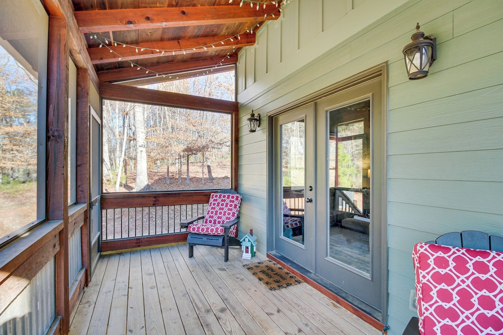Hot Tub & Movie Room: Updated Cabin in Ellijay!