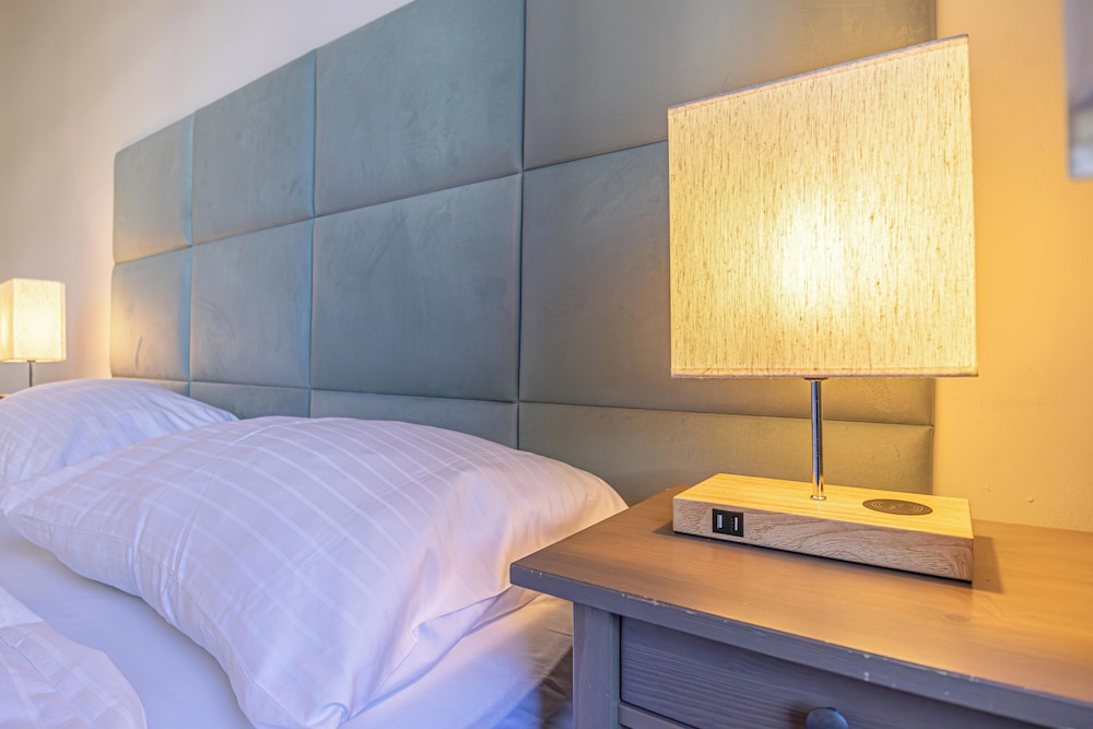 Chic 2BR Retreat Near Belvedere Palace