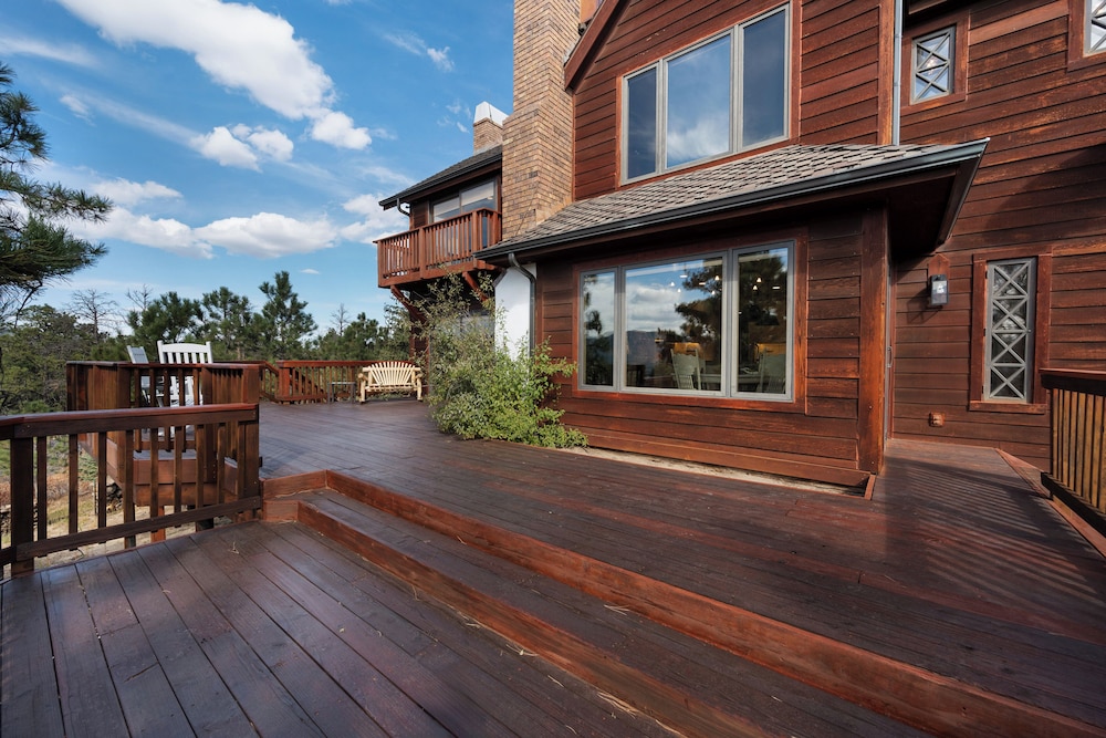 Expansive Monument Home: Hot Tub & Mountain Views! view 4