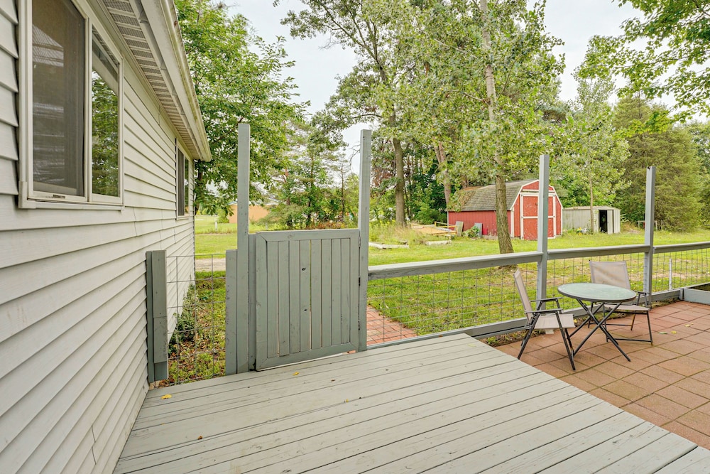 2 Mi to Michigan's Adventure: Family Home w/ Patio