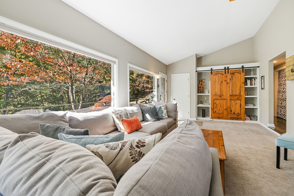 Cabin in the Sky by Avantstay Deck w Views