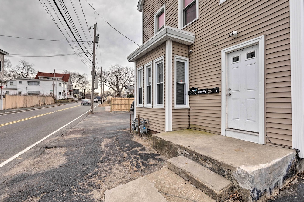 Cozy Third-story Apartment in Dtwn Brockton!