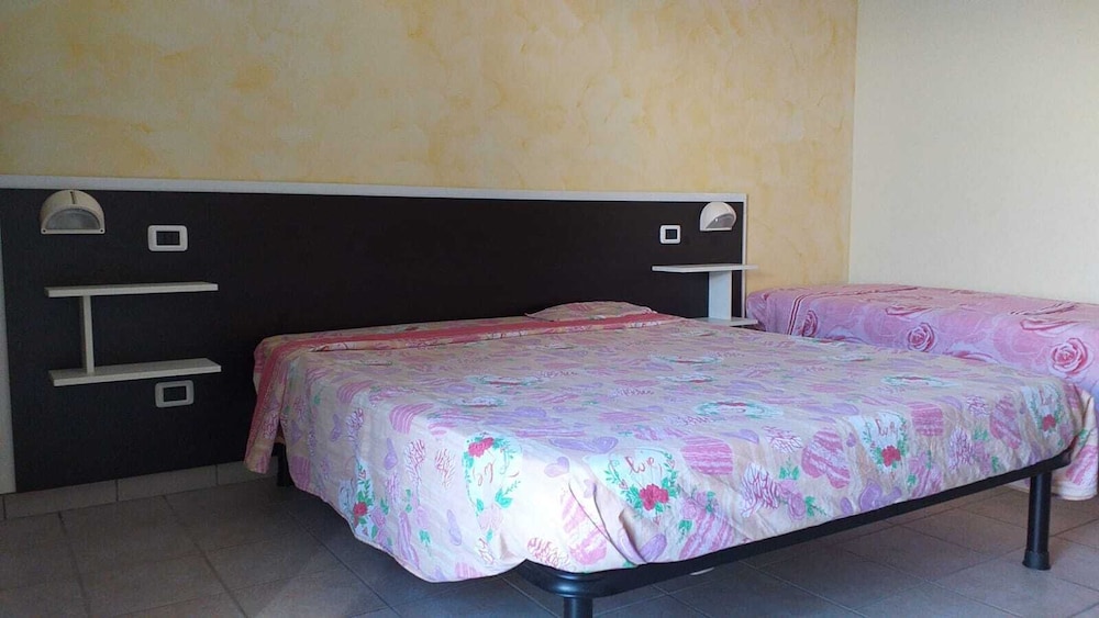 Room in B&B - Spacious Double Room a Stone Throw From the sea view 4