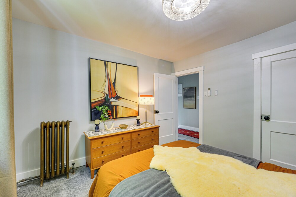 3 Mi to Frick Park: Artsy, Urban Retreat w/ Deck