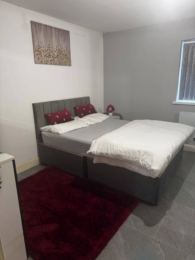 Cosy Central Home - Sleeps 5, Free Parking & Patio