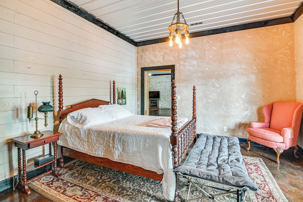Upscale Getaway on Smith Lake w/ Boat Dock