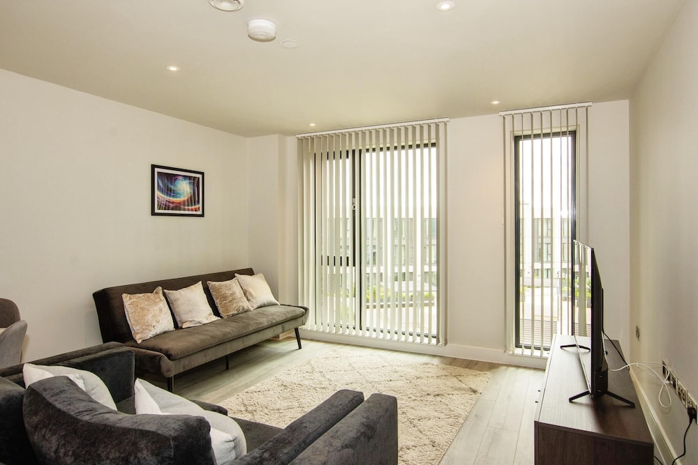 Sleek 6-guest Apt at St Martin s Bham view 4