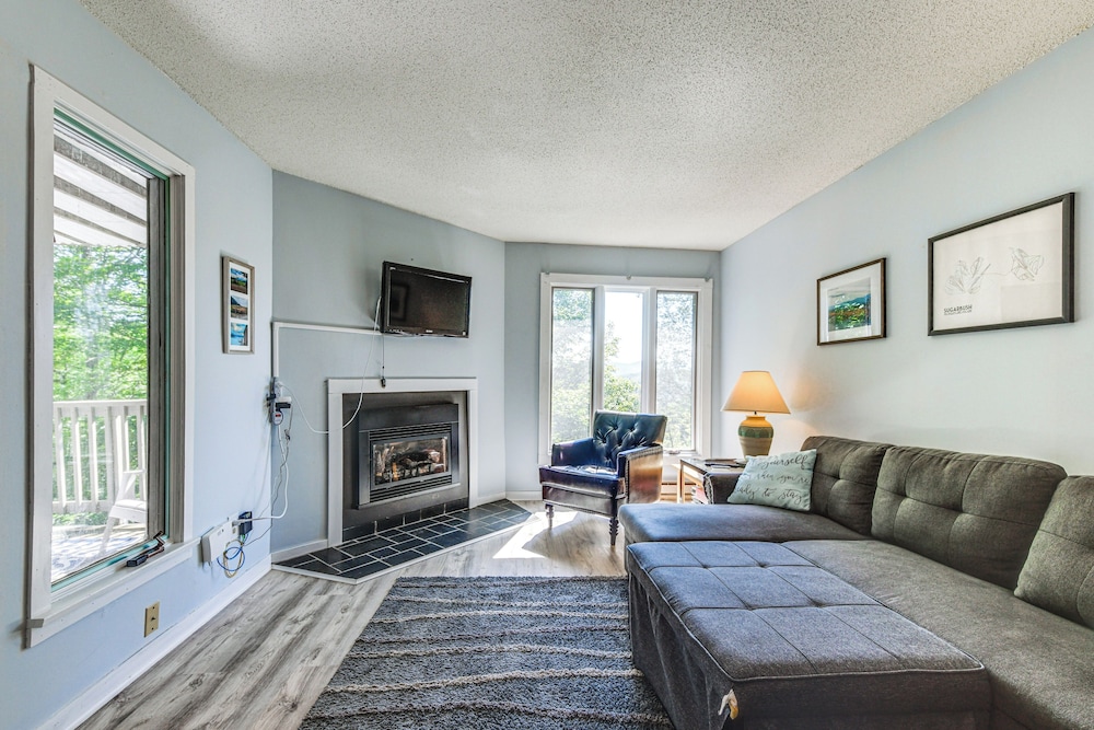 < 1/2 Mi to Sugarbush Resort: Condo w/ Deck!