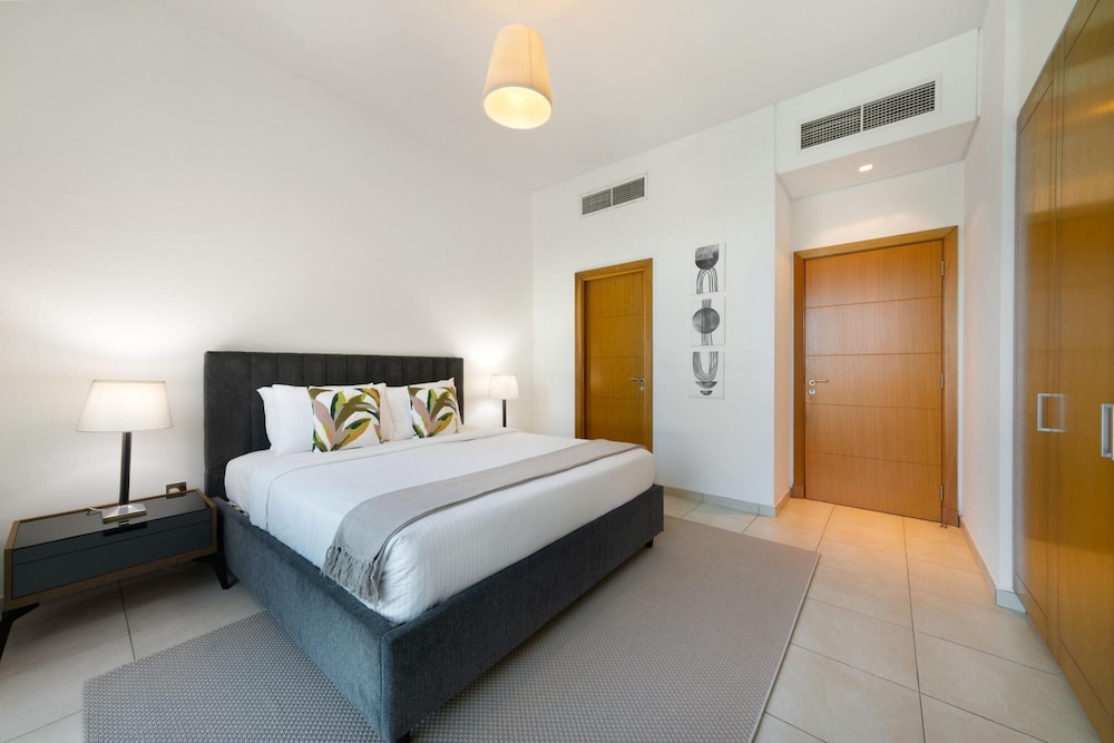 Exclusive Apt w Seafront Views Over Palm Jumeirah