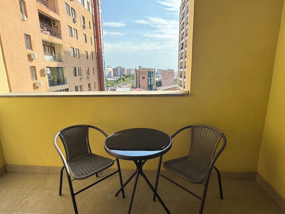 Deluxe 2-bedroom apartment by Sweet Home