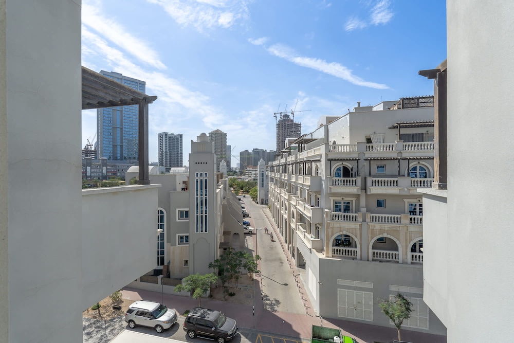Pleasing 1-bedroom for 4 in JVC for Relaxing Getaway