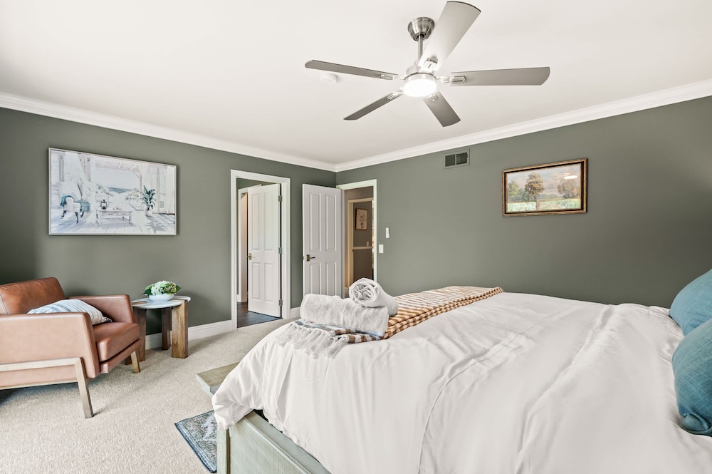 Mountain View Family Retreat w Game Room Scenic Decks
