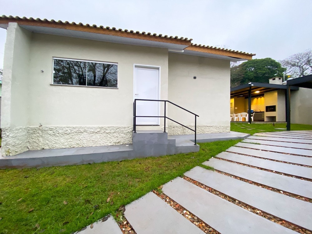 Casa com churrasqueira Ar e 2 quartos