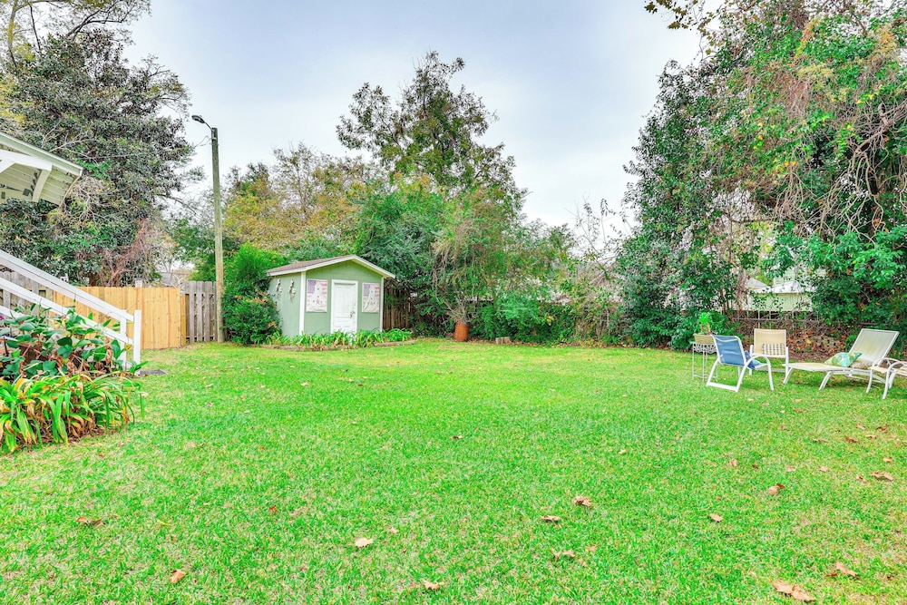 1 Mi to Dtwn Wilmington: Quiet Cottage w/ Deck