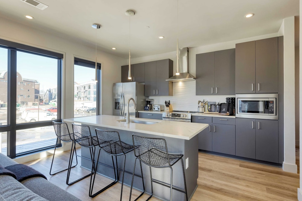 2 Units in Walkable Midtown Location, Gym+pool Honkey-tonk & Muse by Avantstay