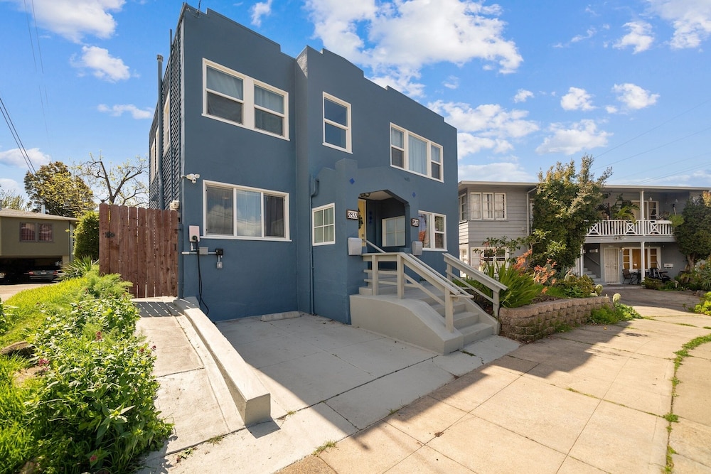Centrally Located 2 Bedrooms Walkable 2 Duplex by Redawning view 2