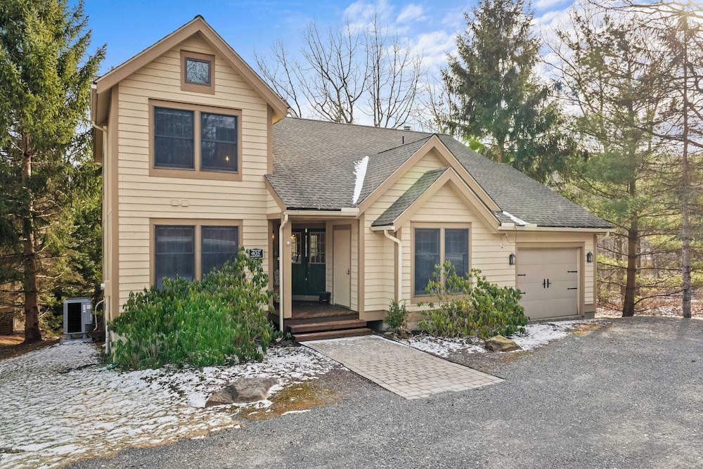 Mountain Escape With Game Room, Balcony & Stunning Views in the Poconos Christina