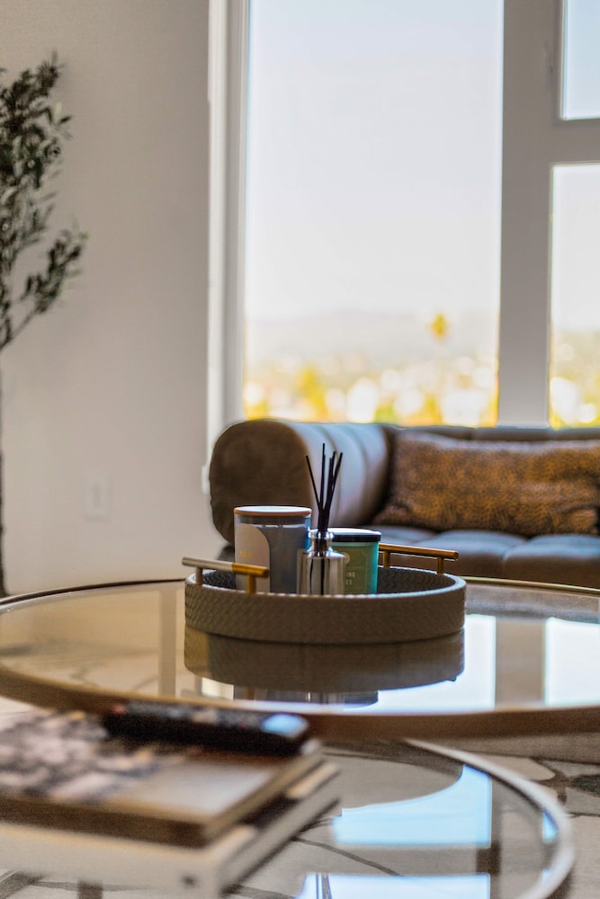 Luxury 3BR Hollywood Sign View by Oneluxstay