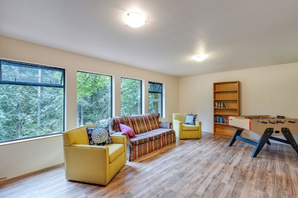 A 3 Story, 3 Bedroom Traditional Rustic Ski and Hiking Chalet
