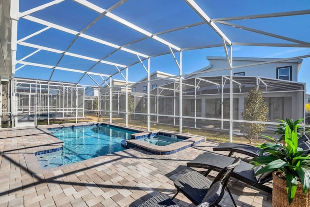 Spacious 8BR Villa Poolside Luxury Fun for 20