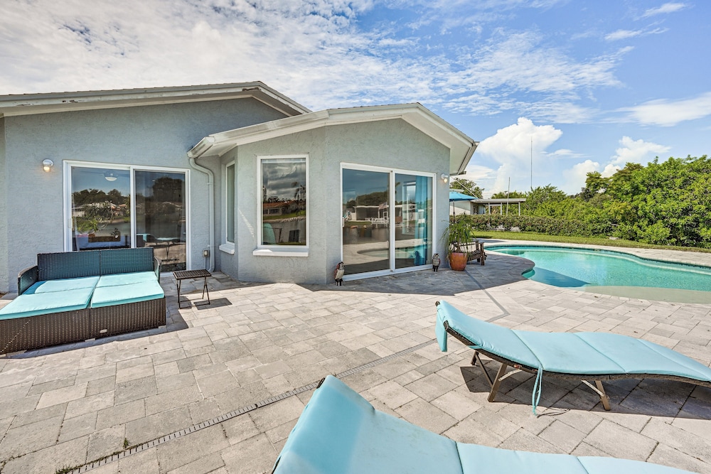 Sunset Views & Hot Tub: Lakefront Holiday Retreat!