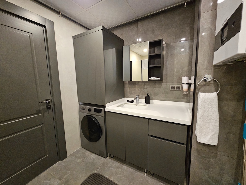 Professionally Maintained Spacious New Suites 2-1
