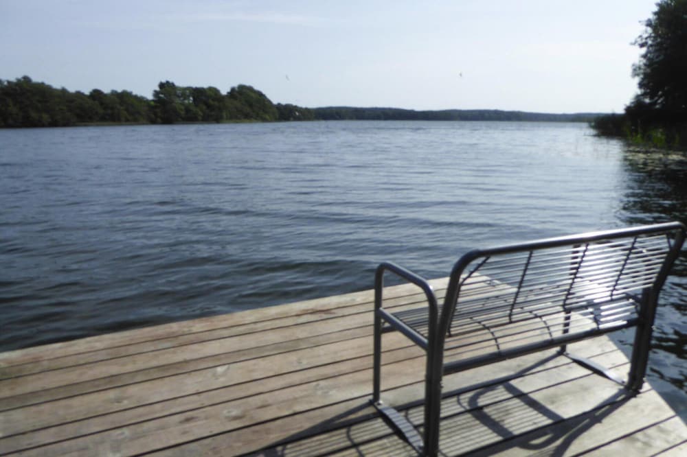 Bungalow am See mit Ruderboot in Klein Labenz