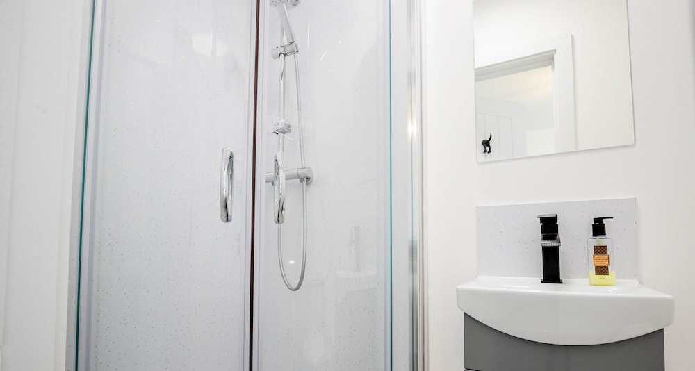Host Stay Croydon Road Abode