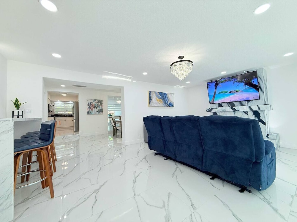 Palm House Near Beach Game Room Pool King Beds