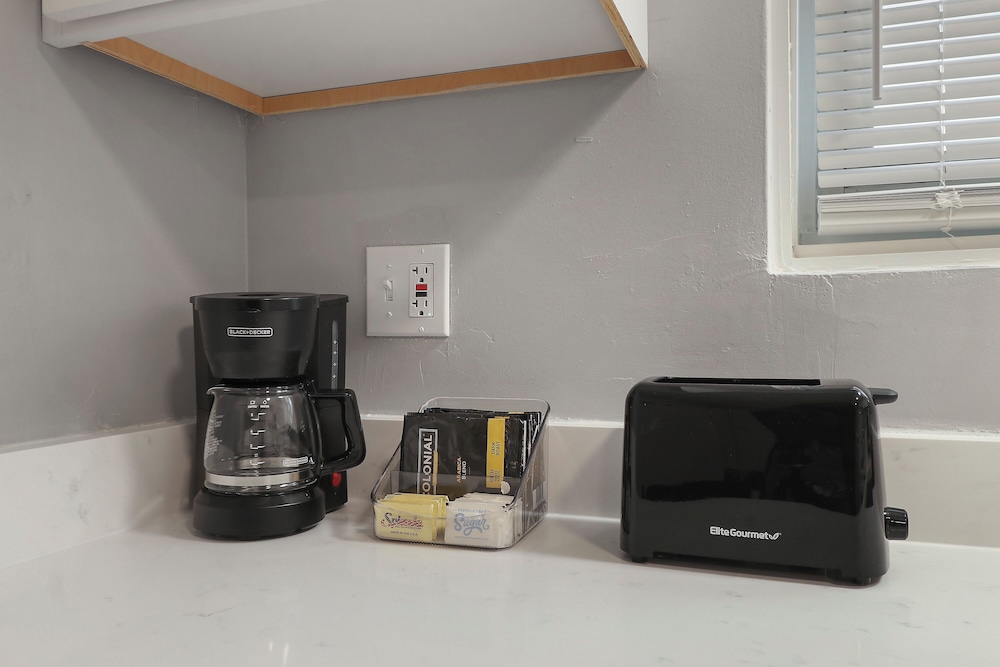 Cozy 1BR Apt Near Shops - Kimball C2