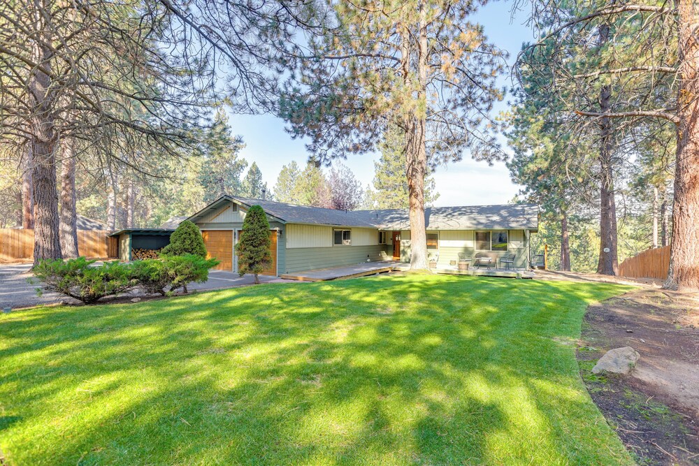 Ping-pong & Private Hot Tub: Family Cabin in Bend!