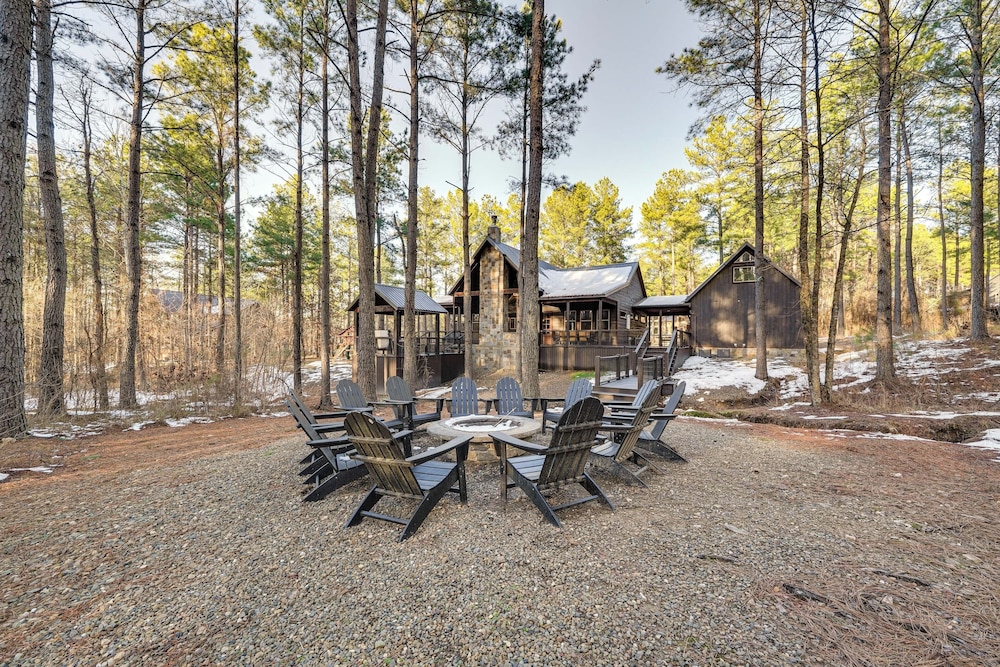Hot Tub & Game Room: Spacious Cabin in Broken Bow!