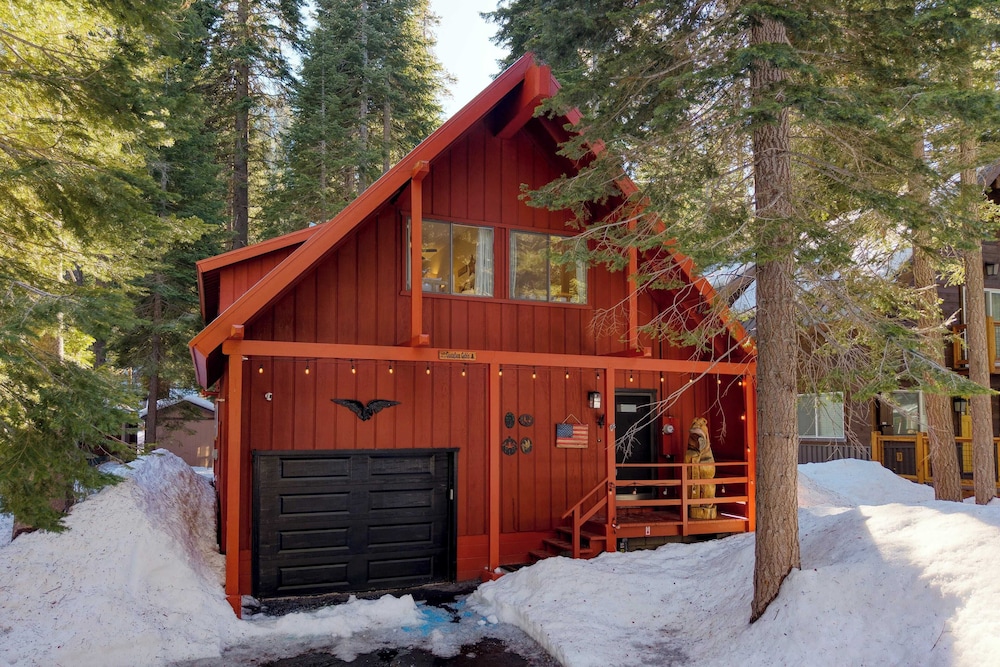 Mountain Cabin w/ Fireplace, Balcony & Easy Ski Access Bear Americana
