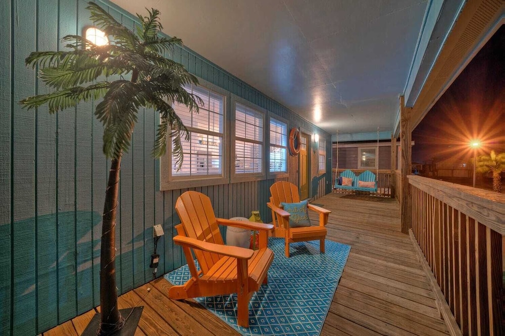 Sleeps 22 2 Homes w/ Private Pool, Game Room, Nature Views 7 BDR Avantstay