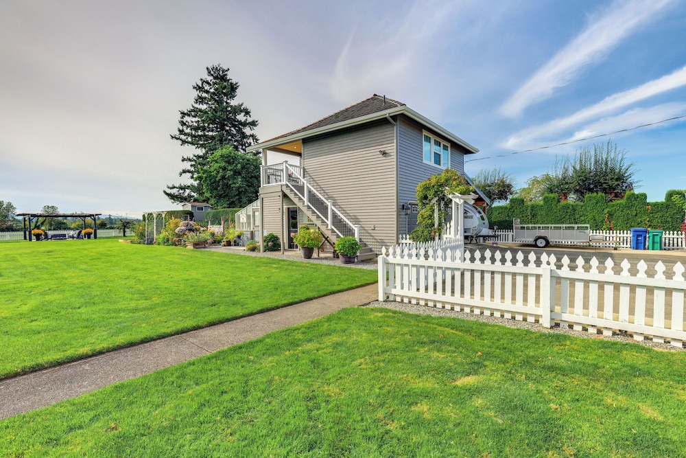 Idyllic Enumclaw Studio w/ Mount Rainier Views view 4