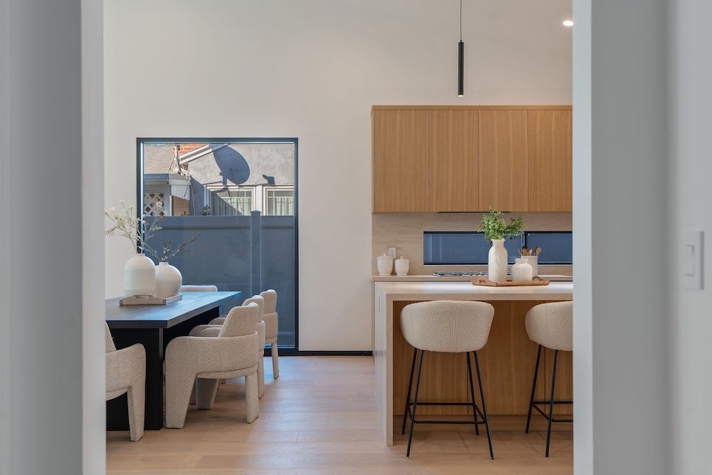 Noble Modern - Urban Sanctuary in Sherman Oaks With Poolside and Patio