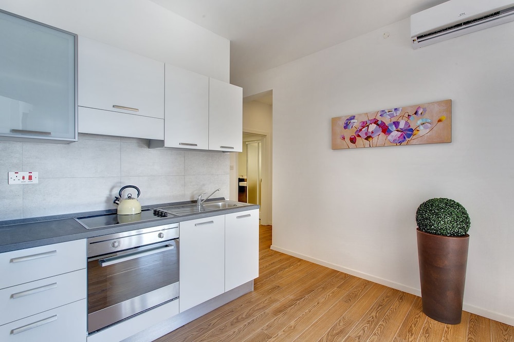 Modern Sea-view Apartment in a Prime Location view 3