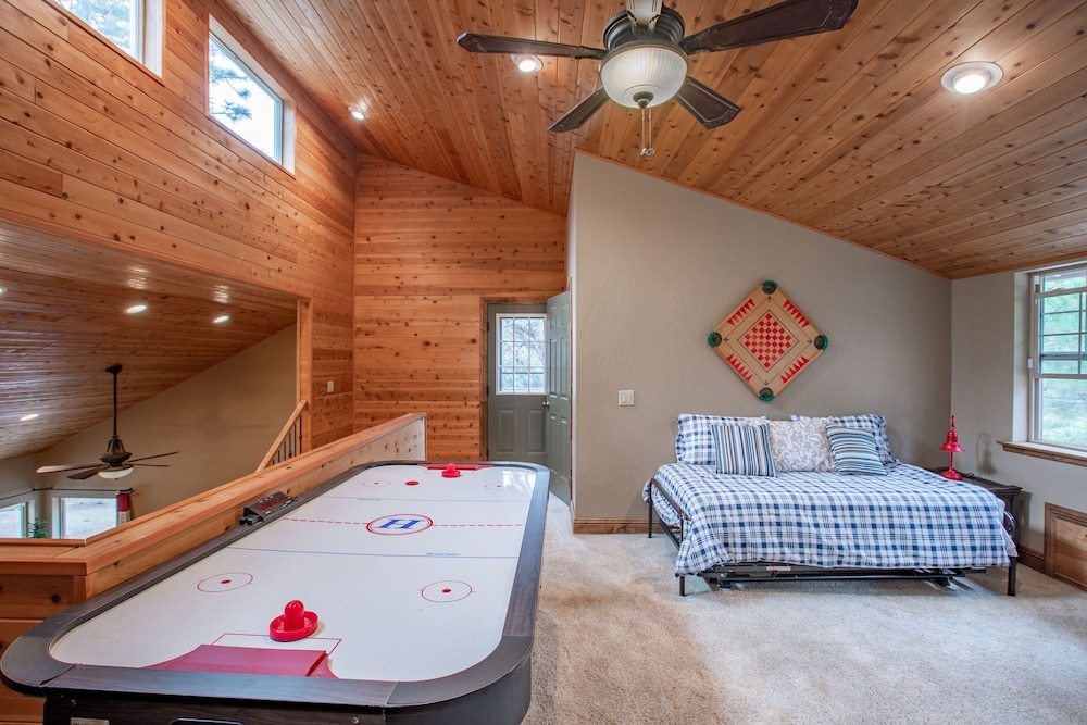 Mountain Retreat with Hot Tub Pool Table - Just over 1 hour to Squaw Valley Resort! by RedAwning - Property Image 24