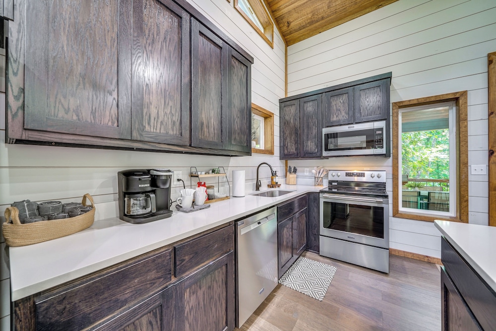 Creekside Cabin w/ Views & Hot Tub in Broken Bow