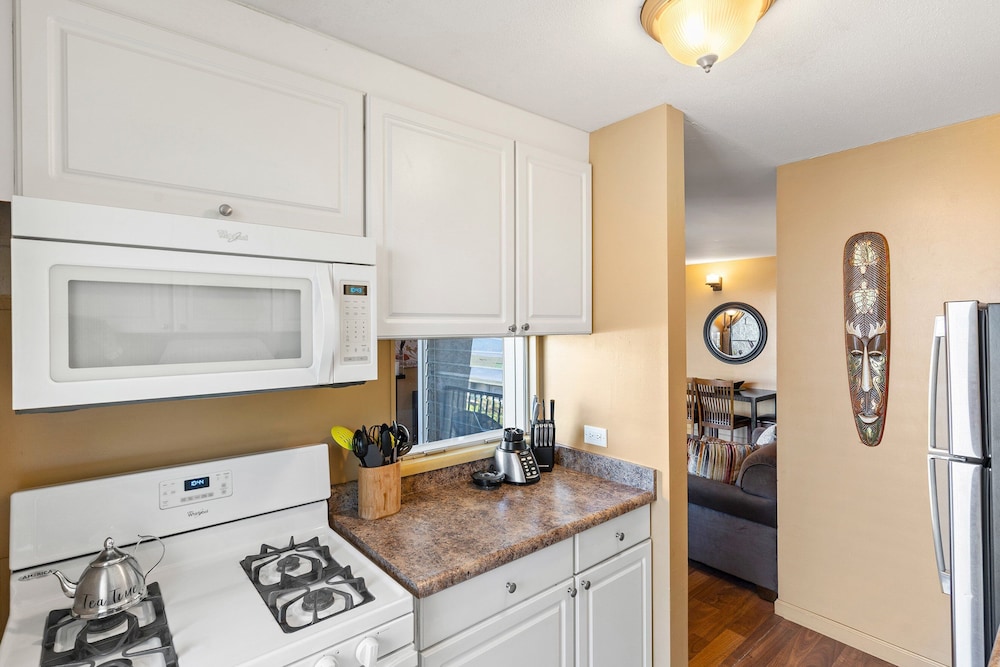 Kalama Terrace P-307 - 3rd-floor Walkup, 7 min Walk to Charley Young Beach, AC!